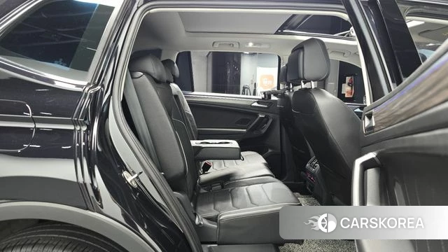 Volkswagen Tiguan Allspace 2023 Черный из Кореи, фото 2