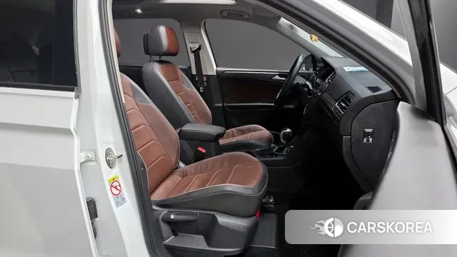 Volkswagen Tiguan Allspace 2023 Белый из Кореи, фото 2