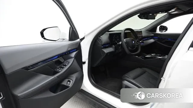 BMW 5 Series (G60) 2024 Белый из Кореи, фото 2