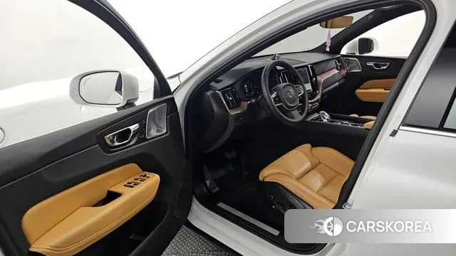 Volvo XC60 second Generation 2023 Белый из Кореи, фото 2