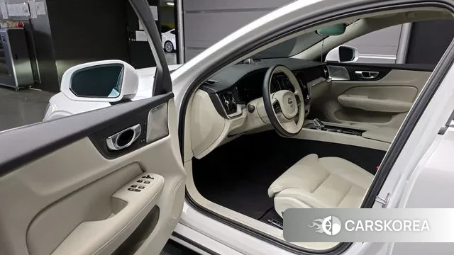 Volvo S60 3rd generation 2023 Белый из Кореи, фото 2