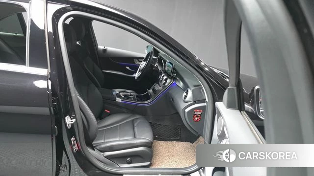 Mercedes-Benz C-Class W205 2021 Черный из Кореи, фото 2