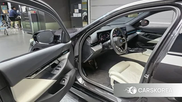 BMW 5 Series (G60) 2024 Серый из Кореи, фото 2