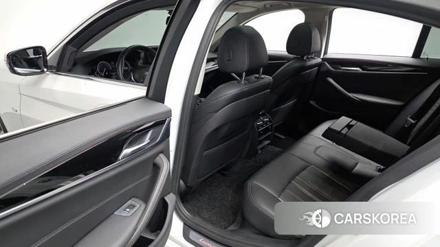 BMW 5 Series (G30) 2018 Белый из Кореи, фото 2