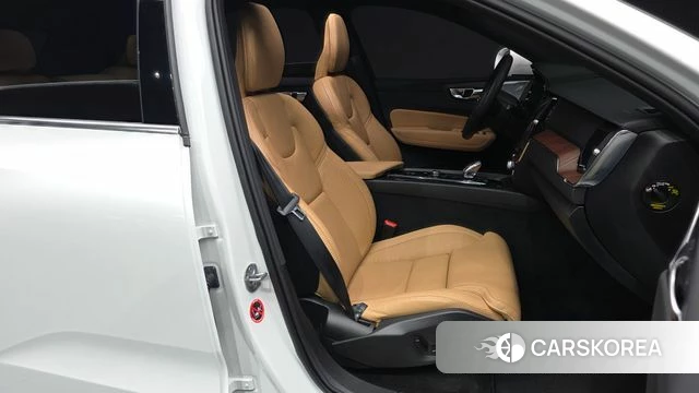 Volvo XC60 second Generation 2025 Белый из Кореи, фото 2