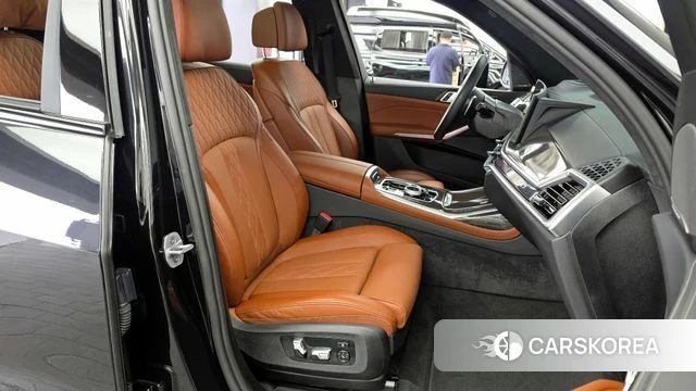 BMW X7 (G07) 2024 Черный из Кореи, фото 2