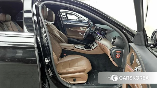 Mercedes-Benz E-Class W213 2023 Черный из Кореи, фото 2