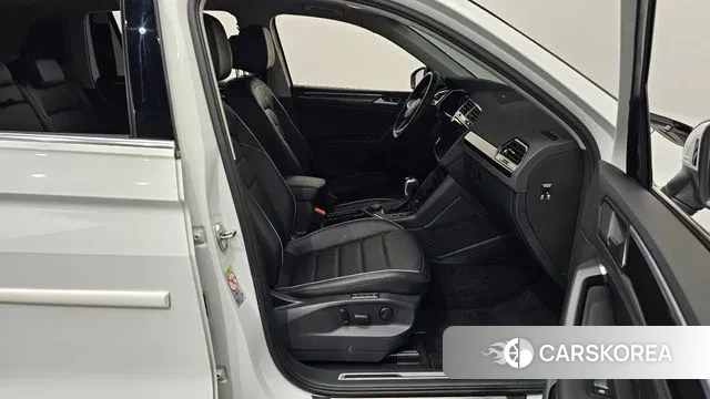 Volkswagen Tiguan second Generation 2023 Белый из Кореи, фото 2