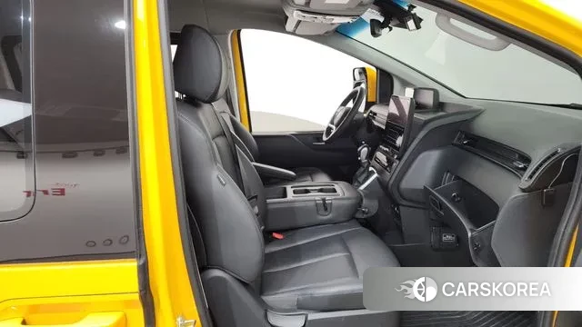 Hyundai Staria 2023 Желтый из Кореи, фото 2