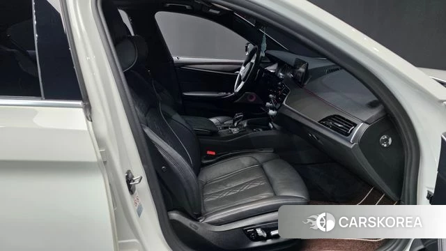 BMW 5 Series (G30) 2019 Белый из Кореи, фото 2