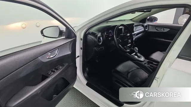 Kia The New K3 2nd generation 2021 Белый из Кореи, фото 2