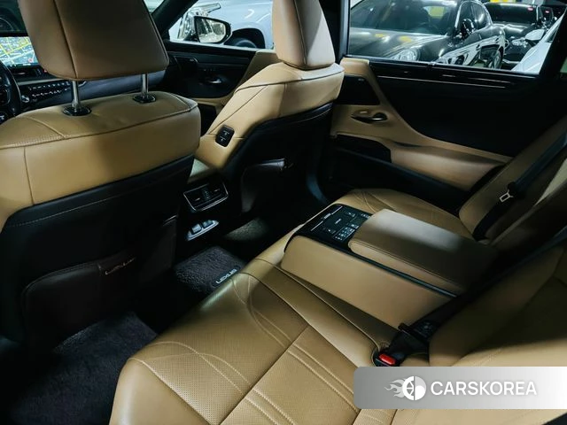 Lexus ES300h 7th generation 2021 Песочный из Кореи, фото 2