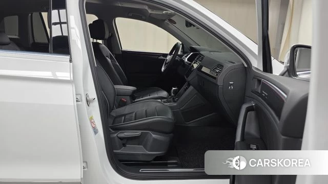 Volkswagen Tiguan second Generation 2022 Белый из Кореи, фото 2