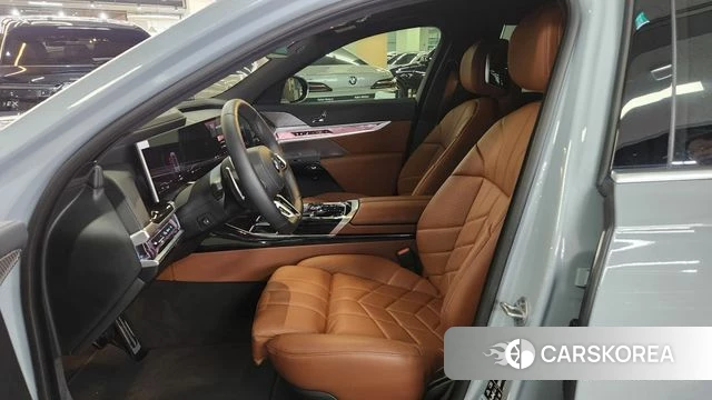 BMW 7 Series (G70) 2025 Небесно-голубой из Кореи, фото 2