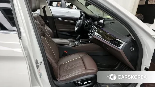 BMW 5 Series (G30) 2022 Белый из Кореи, фото 2