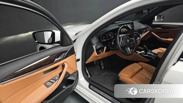 BMW 5 Series (G30) 2021 Белый из Кореи, фото 2