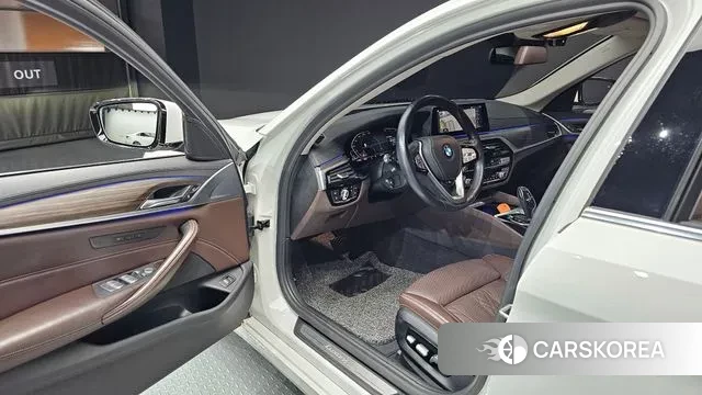 BMW 5 Series (G30) 2019 Белый из Кореи, фото 2