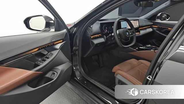 BMW 5 Series (G60) 2025 Серый из Кореи, фото 2