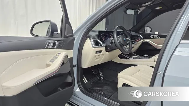 BMW X7 (G07) 2024 Светло-серебряный цвет из Кореи, фото 2