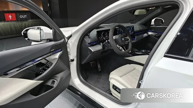 BMW 5 Series (G60) 2025 Белый из Кореи, фото 2