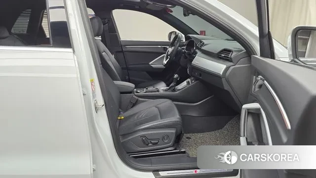 Audi Q3 (F3) 2023 Белый из Кореи, фото 2