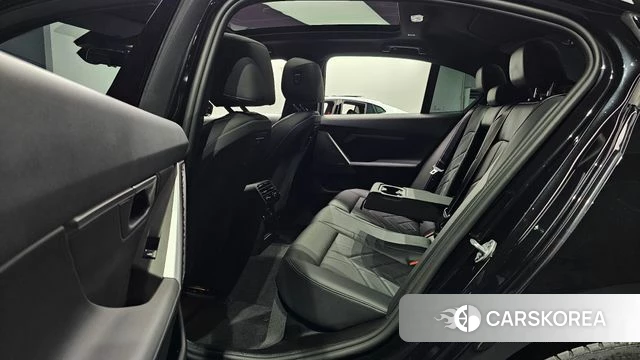 BMW 5 Series (G60) 2025 Черный из Кореи, фото 2