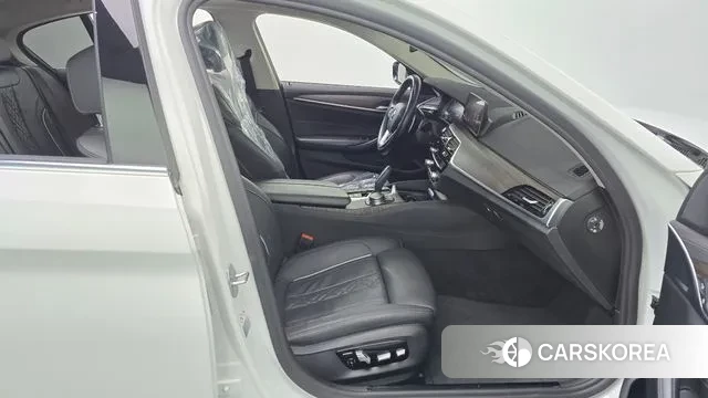 BMW 5 Series (G30) 2019 Белый из Кореи, фото 2