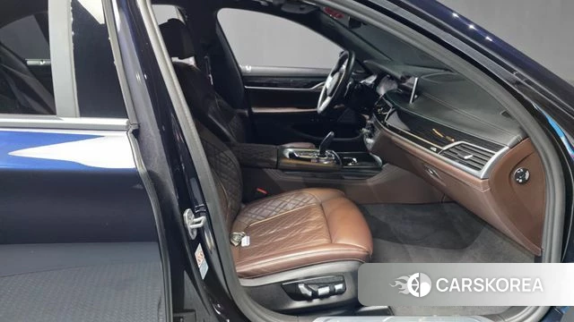 BMW 7 Series (G11) 2021 Черный из Кореи, фото 2