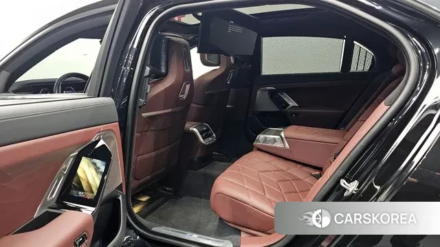 BMW 7 Series (G70) 2023 Черный из Кореи, фото 2