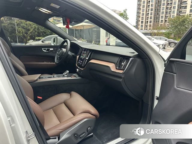 Volvo XC60 2023 Белый из Китая, фото 2