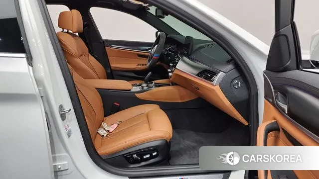 BMW 5 Series (G30) 2023 Белый из Кореи, фото 2