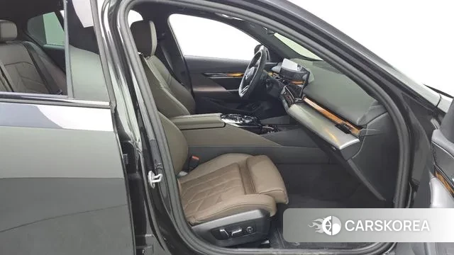 BMW 5 Series (G60) 2025 Серый из Кореи, фото 2