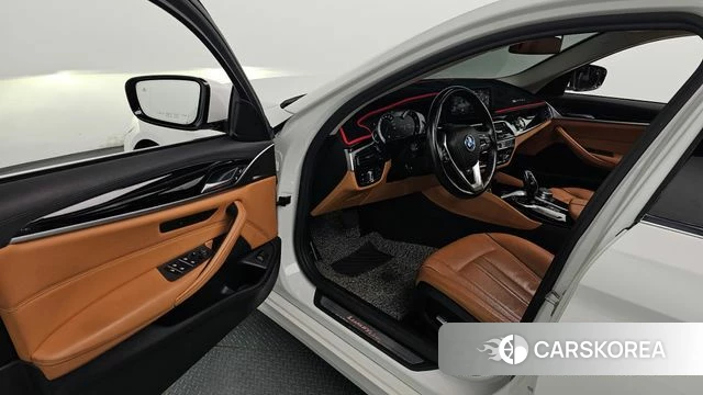 BMW 5 Series (G30) 2018 Белый из Кореи, фото 2