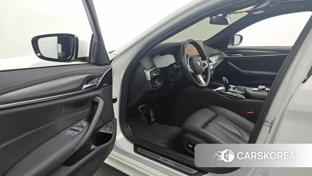 BMW 5 Series (G30) 2022 Белый из Кореи, фото 2