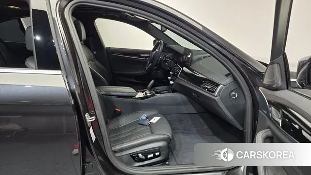 BMW 5 Series (G30) 2023 Черный из Кореи, фото 2