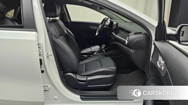 Kia The New K3 2nd generation 2022 Белый из Кореи, фото 2