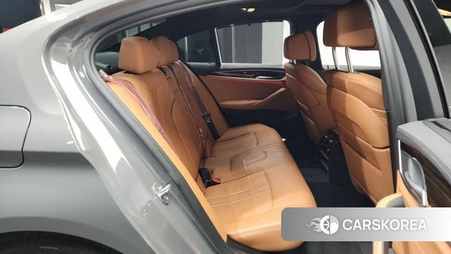 BMW 5 Series (G30) 2022 Серебристо-серый из Кореи, фото 2