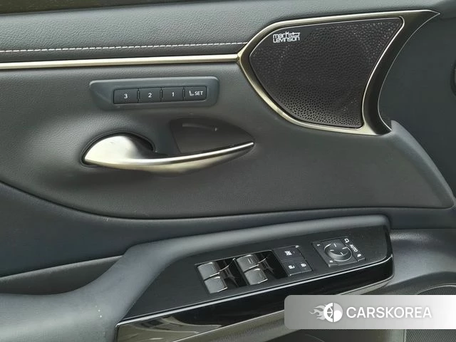 Lexus ES300h 7th generation 2025 Белый из Кореи, фото 2