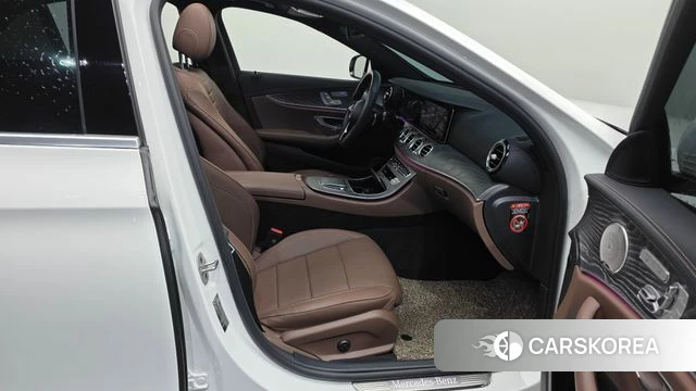 Mercedes-Benz E-Class W213 2023 Белый из Кореи, фото 2