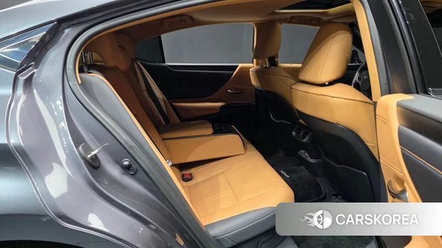 Lexus ES300h 7th generation 2023 Серый из Кореи, фото 2