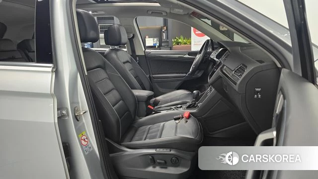 Volkswagen Tiguan second Generation 2018 Серебряный из Кореи, фото 2