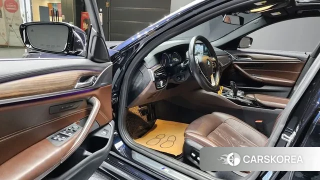 BMW 5 Series (G30) 2018 Черный из Кореи, фото 2