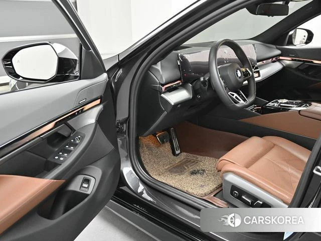 BMW 5 Series (G60) 2023 Серый из Кореи, фото 2