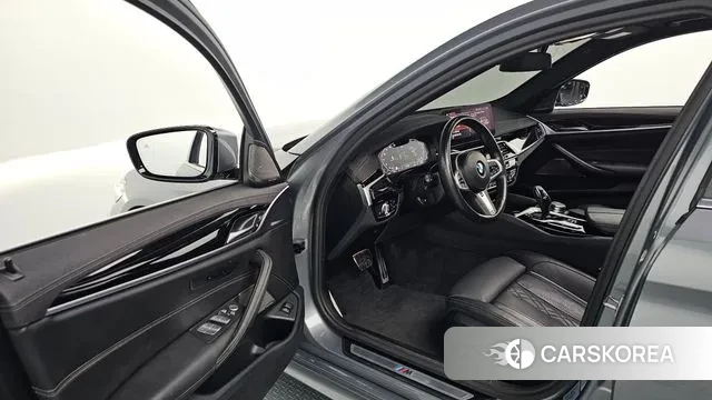 BMW 5 Series (G30) 2023 Серебристо-серый из Кореи, фото 2