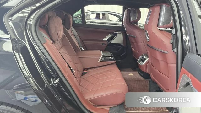 BMW 7 Series (G70) 2025 Черный из Кореи, фото 2