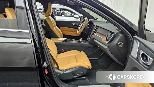 Volvo XC60 second Generation 2021 Черный из Кореи, фото 2
