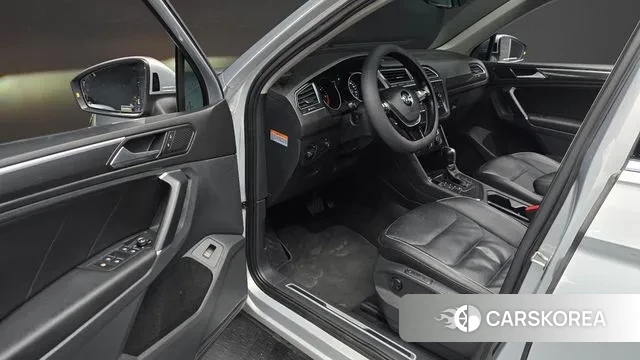 Volkswagen Tiguan second Generation 2018 Серебристо-серый из Кореи, фото 2