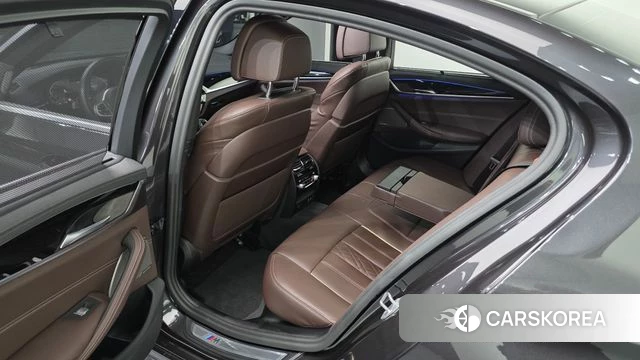 BMW 5 Series (G30) 2023 Серый из Кореи, фото 2