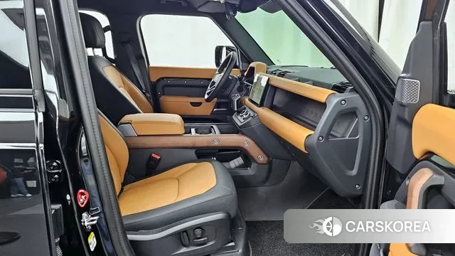 Land Rover Defender (L663) 2024 Черный из Кореи, фото 2