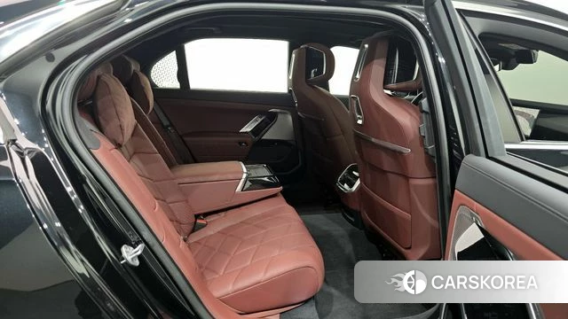 BMW 7 Series (G70) 2024 Черный из Кореи, фото 2
